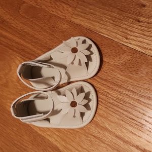 Old Navy Size 3 to 6 month  daisy sandal